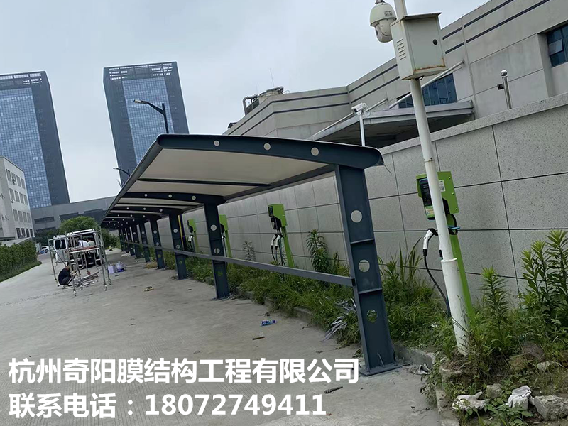 膜結構停車棚