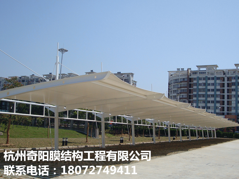 膜結構停車棚