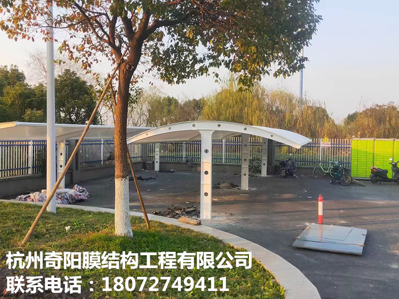 膜結構停車棚
