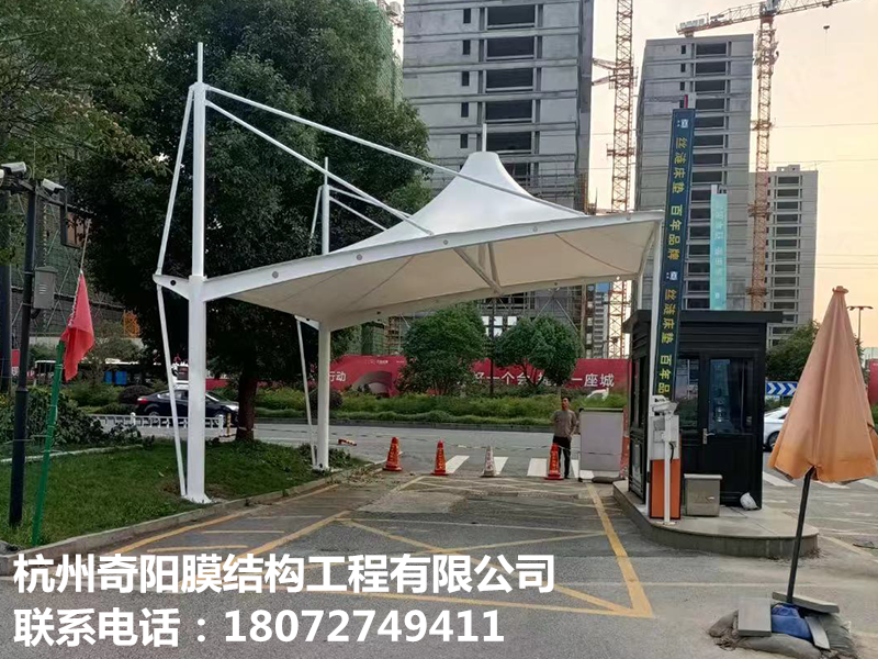 膜結構停車棚