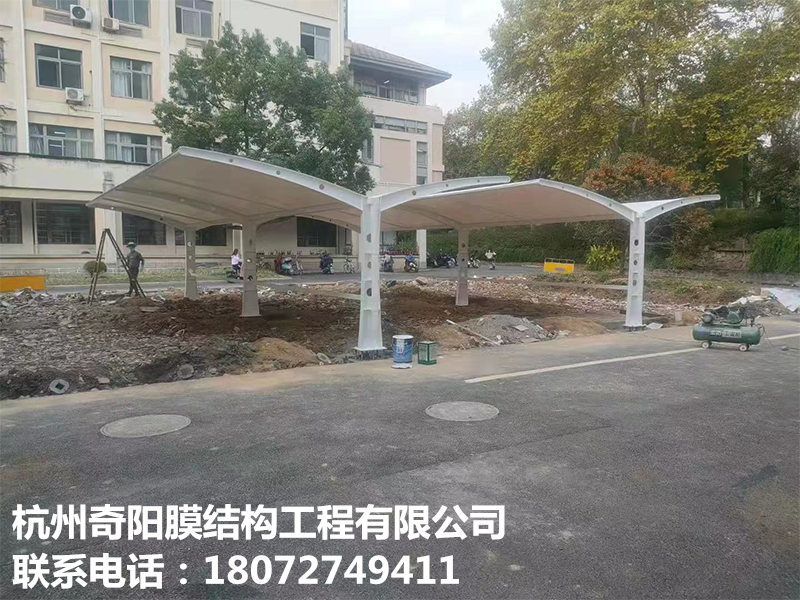 膜結構停車棚