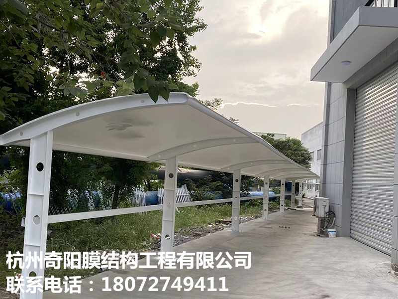 膜結構停車棚