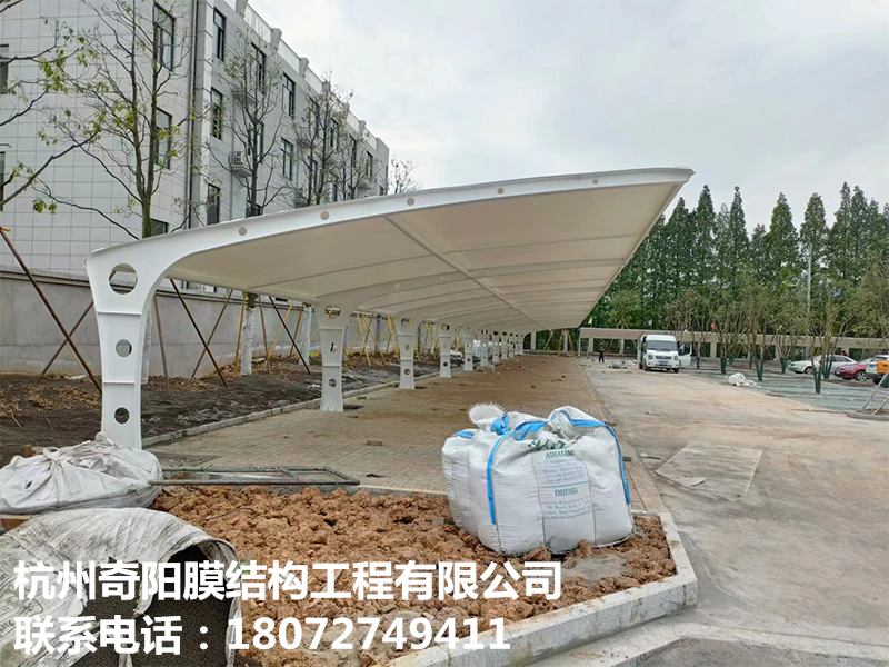 膜結構停車棚