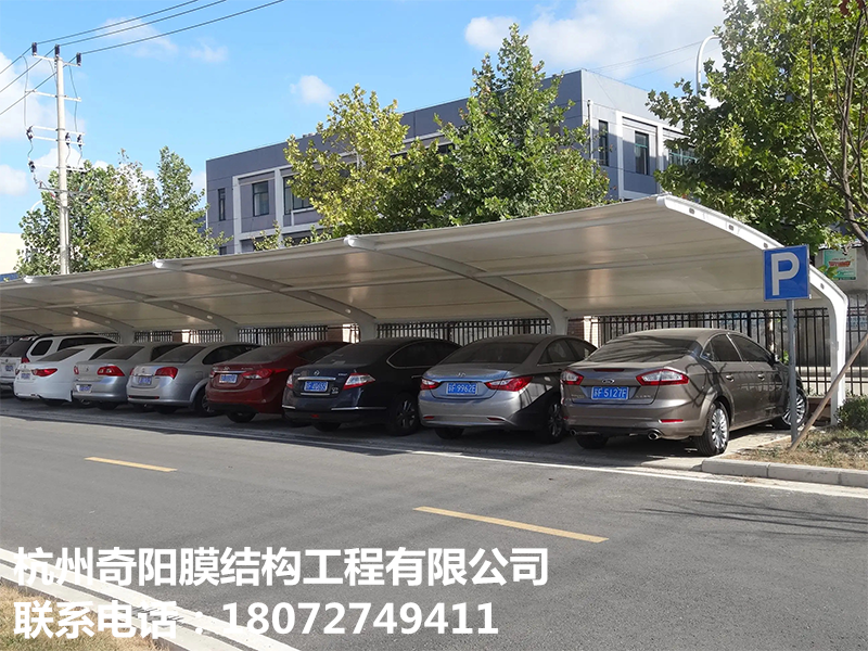 膜結構停車棚